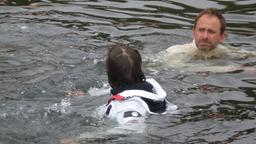 Nicolas König und Mona Klare im Wasser