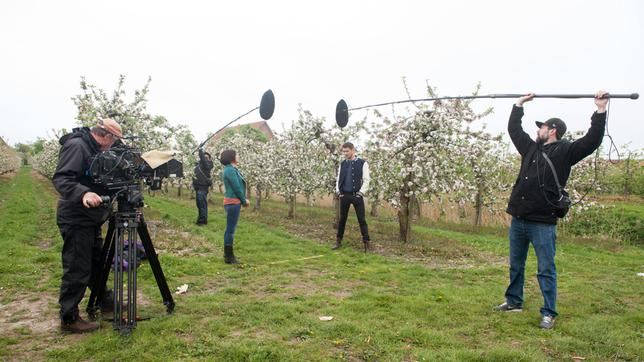Bild: ARD/Nicole Manthey Nach rund sechs Wochen Drehpause wegen der Corona-Pandemie laufen in Lüneburg seit dem 27. April 2020 wieder Dreharbeiten für neue Folgen "Rote Rosen" unter Berücksichtigung besonderer Hygiene- und Sicherheitsmaßnahmen.