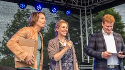 Rote Rosen Fantag 2016 Jelena Mitschke (mitte) und Hakim-Michael Meziani (links) mit Moderator Henning Harfst