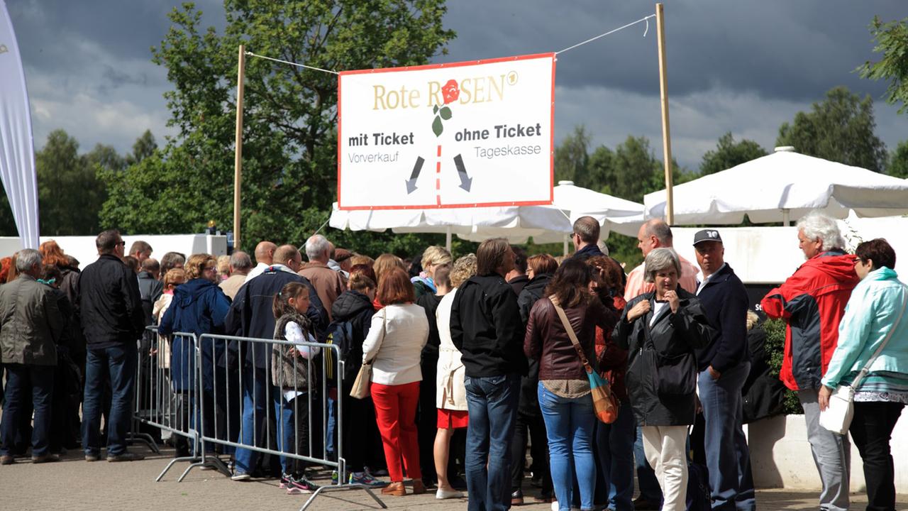 Rote Rosen Fantag: Fans warten auf Einlaß