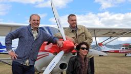 Rote Rosen Fantag: Markus Bluhm, Anja Franke und Joachim Kretzer vor einem Ultraleichtflugzeug