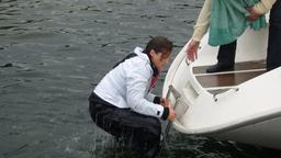 Mona Klare zieht sich aus dem Wasser