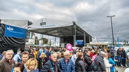 Am Tag der Deutschen Einheit gab es nicht nur Andrang vor der Bühne des Festgeländes des NDR an der Kiellinie ...