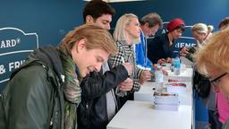 Geduldig warteten die Fans bei schlechtem Wetter auf Autogramme von Volkmar Leif Gilbert, Varol Sahin, Lara-Isabelle Rentinck, Hermann Toelcke und Anja Franke (v.v.n.h.).