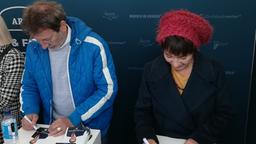 Hermann Toelcke und Anja Franke unterschrieben fleißig auf den heiß begehrten Autogrammkarten.