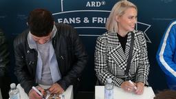 Varol Sahin und Lara-Isabelle Rentinck harrten für die Fans in der Kälte aus.