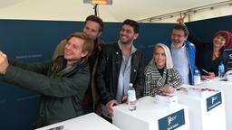 Noch schnell ein Selfie: Die "Roten Rosen"-Darsteller Volkmar Leif Gilbert, Marlon Putzke, Varol Sahin, Lara-Isabelle Rentinck, Hermann Toelcke und Anja Franke (v.l.n.r.).