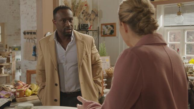 Bild: NDR/ ARD/ Studio Hamburg Serienwerft Malte droht, Hendrik’s Tablettensucht vor Britta auffliegen zu lassen, wenn er ihm nicht hilft.