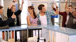 Martin freut sich mit Johnny, Carla und Lennard