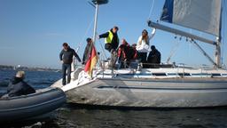 Die Crew macht Mittagspause auf dem Boot