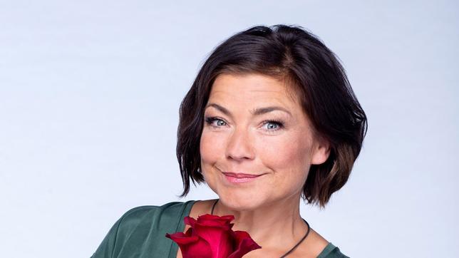 Bild: ARD /Thorsten Jander Klappe für die 3000. Folge Rote Rosen: Gerit Kling, Hauptdarstellerin der 16. Staffel mit ihrer Nachfolgerin Claudia Schmutzler, die ab Anfang September 2019 in der 17. Serienstaffel für 200 neue Folgen vor der Kamera stehen wird.