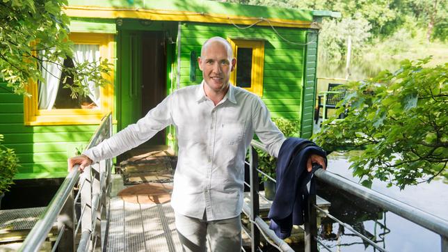 Bild: ARD/Nicole Manthey Oli.P wird Hausboot-Skipper bei den "Roten Rosen"