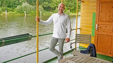 Bild: ARD/Nicole Manthey Oli.P wird Hausboot-Skipper bei den "Roten Rosen"