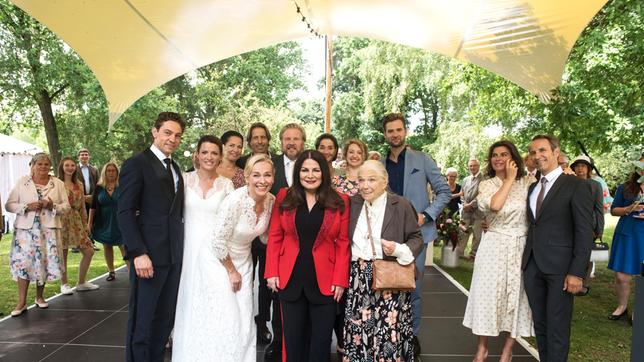 Bild: ARD/Nicole Manthey ARD ROTE ROSEN, Telenovela, 18. Staffel Grandioses Staffelfinale mit Doppelhochzeit und Stargast Marianne Rosenberg.