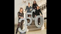 Das Besondere am Special-Shooting zur 3500. Folge: Lara-Isabelle Rentinck, Jelena Mitschke, Maria Fuchs und Brigitte Antonius (v.l.n.r.) stehen im neu gestalteten Foyer des Hotels "Drei Könige". Aber nun machen wir einen kleinen Zeitsprung und begeben uns zurück ins Jahr 2009 …