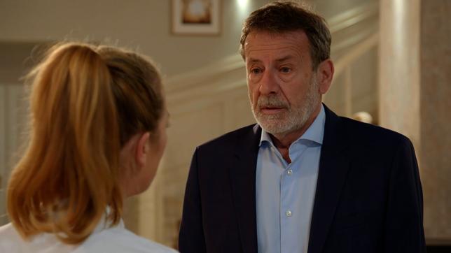 Bild: NDR/ARD/Studio Hamburg Serienwerft Gunter ist fassungslos: Anstatt, dass Carla ihr geliebtes Carlas zurückkaufen will, investiert sie ihr Geld in das Westerndorf-Projekt ihres Ex- und Neufreundes Michael.