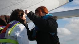 Mona Klare und die Maskenbildnerin auf dem Boot