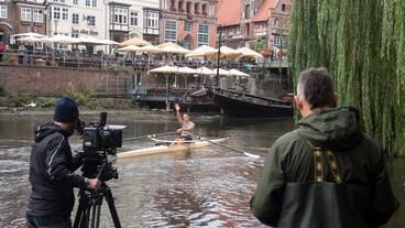 Bild: ARD/Thorsten Jander Backstage: Hinter den Kulissen des Vorspann-Drehs der 17. "Rote Rosen"-Staffel