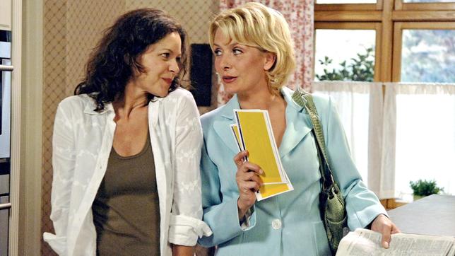 Bild: ARD/Nicole Manthey Alice (Janette Rauch) lädt Petra (Angela Roy) nach Paris ein.