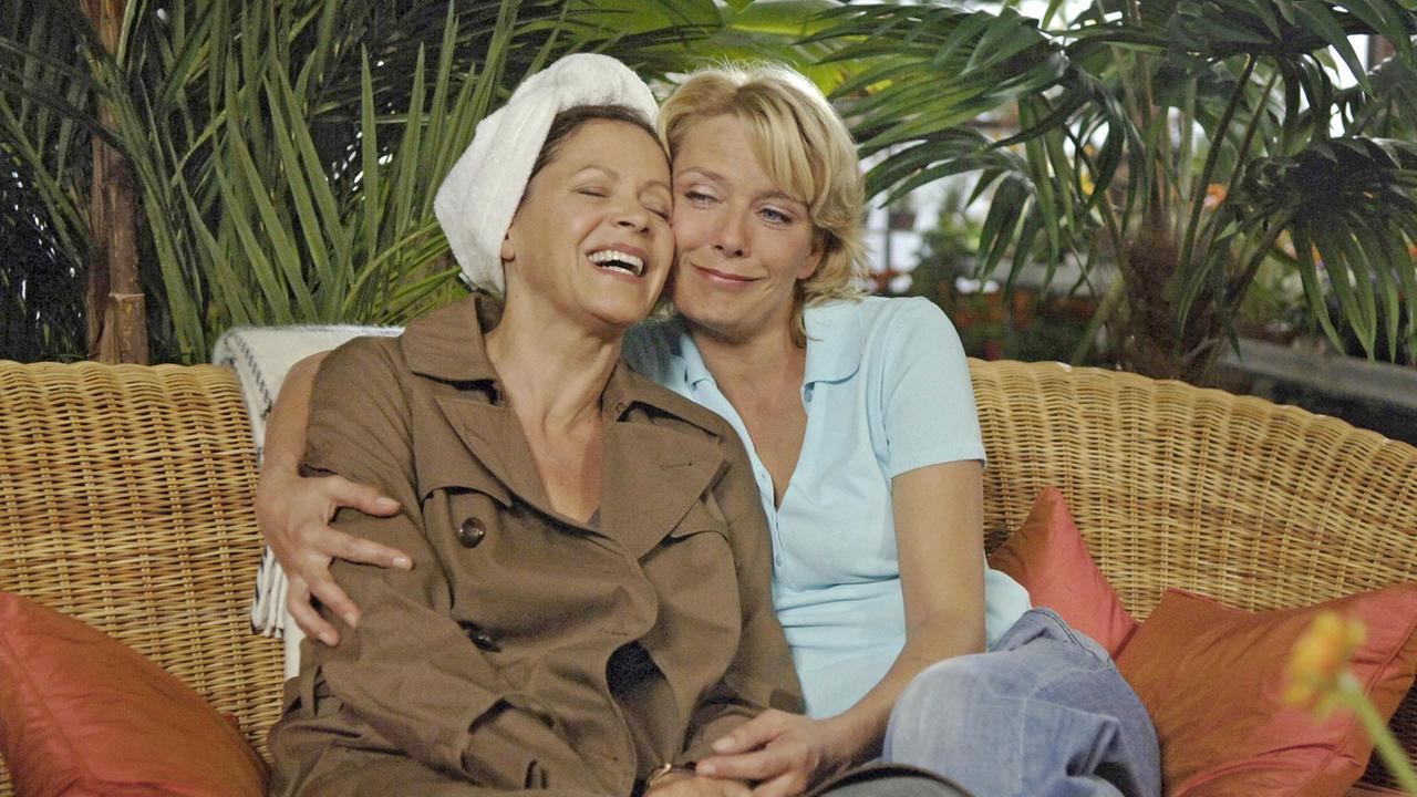 Immer füreinander da: die Freundinnen Petra (Angela Roy) und Alice (Janette Rauch).