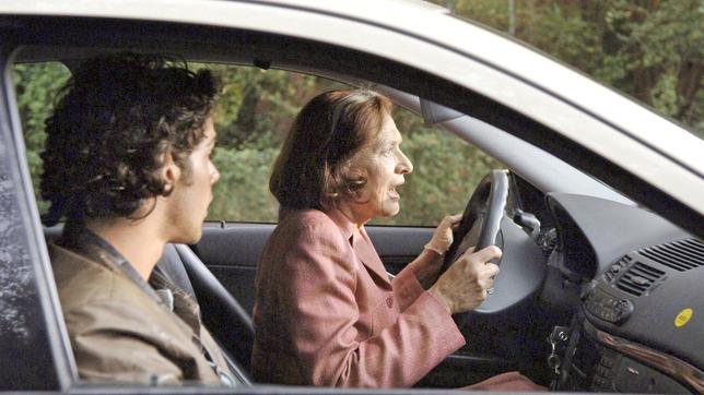 Johanna (Brigitte Antonius) hat Hacki (Roy Peter Marino) dazu verdonnert, ihr Fahrstunden zu geben.