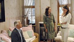 Miriam (Sarah Maria Besgen) spielt vor Thomas (Gerry Hungbauer) und Petra (Angela Roy) die im Stich gelassene Geliebte.