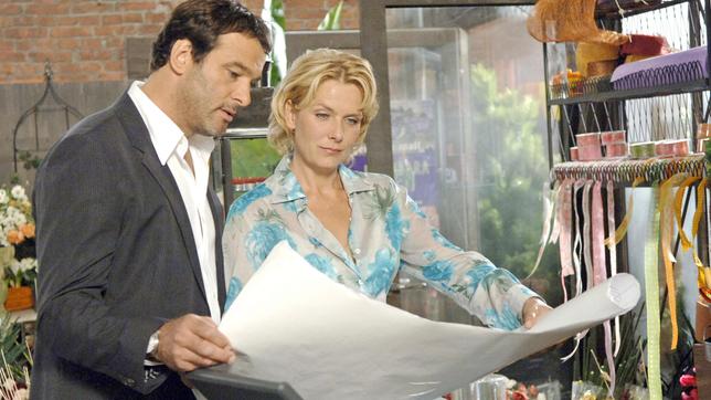 Nick (Joachim Raaf) beauftragt Alice (Janette Rauch) mit der Gartengestaltung für sein Traumazentrum.