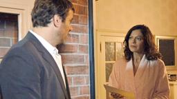 Nick (Joachim Raaf) bringt Petra (Angela Roy) persönlich die Einladung zum Ladies Lunch.