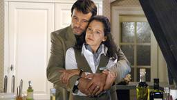 Nick (Joachim Raaf) tröstet die verzweifelte Petra (Angela Roy).