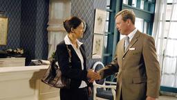 Petra (Angela Roy) hat ein Vorstellungsgespräch bei Herrn Schneider (Hartmut Lange) im Hotel "Drei Könige".