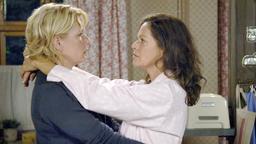 Petra (Angela Roy) und Alice (Janette Rauch) bedauern ihren Streit.