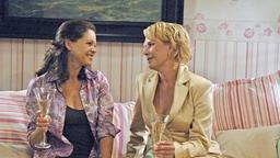 Petra (Angela Roy) und Alice (Janette Rauch) feiern ihren kleinen Sieg über Miriam.