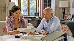 Petra (Angela Roy) und Thomas (Gerry Hungbauer) streiten um die künftigen Familienfinanzen.
