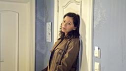 Petra (Angela Roy) verkriecht sich im Hotel "Drei Könige".