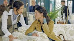 Tanja (Anna Lena Class) sagt Petra (Angela Roy), dass sie sich nicht wohl fühlt.