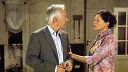Thomas (Gerry Hungbauer) sagt der mißtrauischen Petra (Angela Roy), dass er sich ändern und wieder zur Familie zurückkommen will.