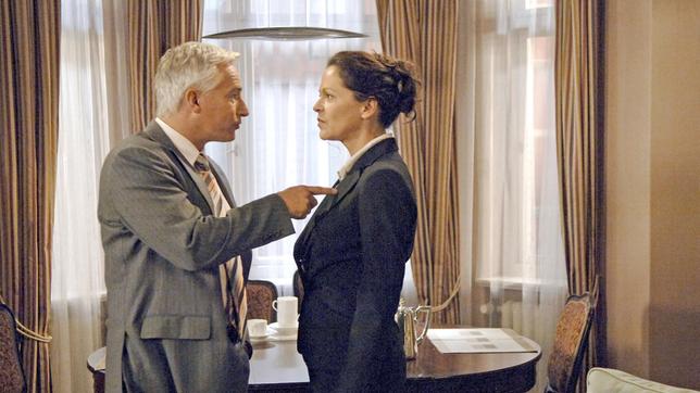 Bild: ARD/Nicole Manthey Thomas (Gerry Hungbauer) will nichts von Petras (Angela Roy) gesperrter Scheckkarte hören.
