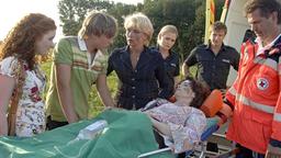 Alice, Nina und die Kinder vor dem Rettungswagen