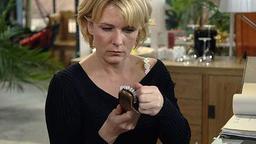 Alice bürstet sich die Haare