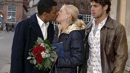 Jule und Kojo küssen sich