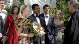 Kodjo und Jule mit Freunden und Familie