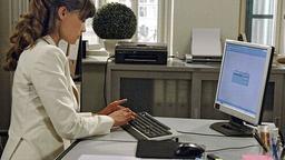 Miriam am Computer