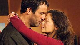Petra und Nick umarmen sich
