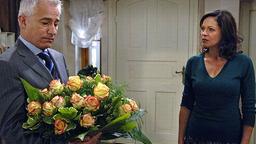 Thomas schenkt Petra Blumen