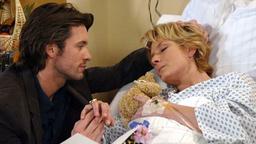 Marc am Krankenbett bei Alice