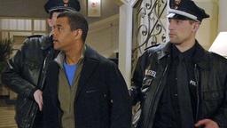 Kodjo wird von der Polizei abgeführt