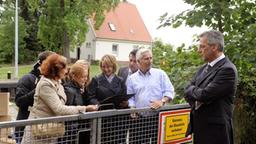 Hannemann vor dem Schleusenwärterhäuschen