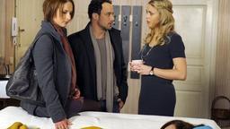 Lena, Felix und Britta stehen neben Carla
