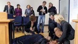 Nicole, Henriette, Katja, Philipp und Johanna im Gerichtssaal