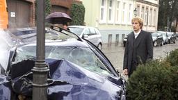 Mick vor dem Auto